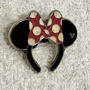 Disney parks Minnie Mouse Ears collector pin